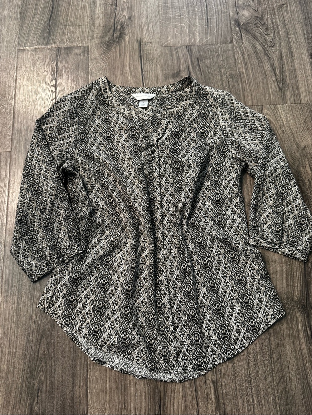 Christopher & Banks Women’s Geometric Print Henley Top Black & White size small